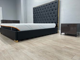 King black bed frame / cama de leather negra