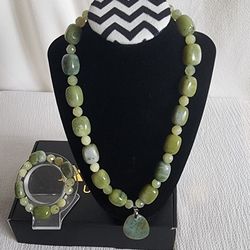 Jade stone necklace with bracelet.