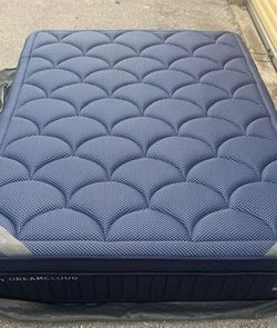 DreamCloud Luxe Hybrid Mattress, Full, Like New, Perfect Condition