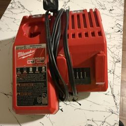 Cargador Milwaukee 
