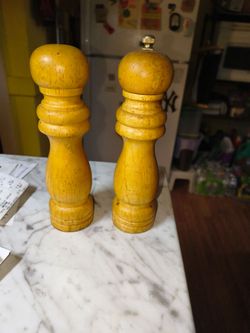 Salt Shaker & Pepper Gringer
