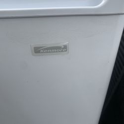 REFRIGERATOR Small dorm size refrigerator