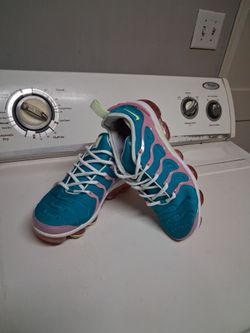 VM Nikes size 7 woman's