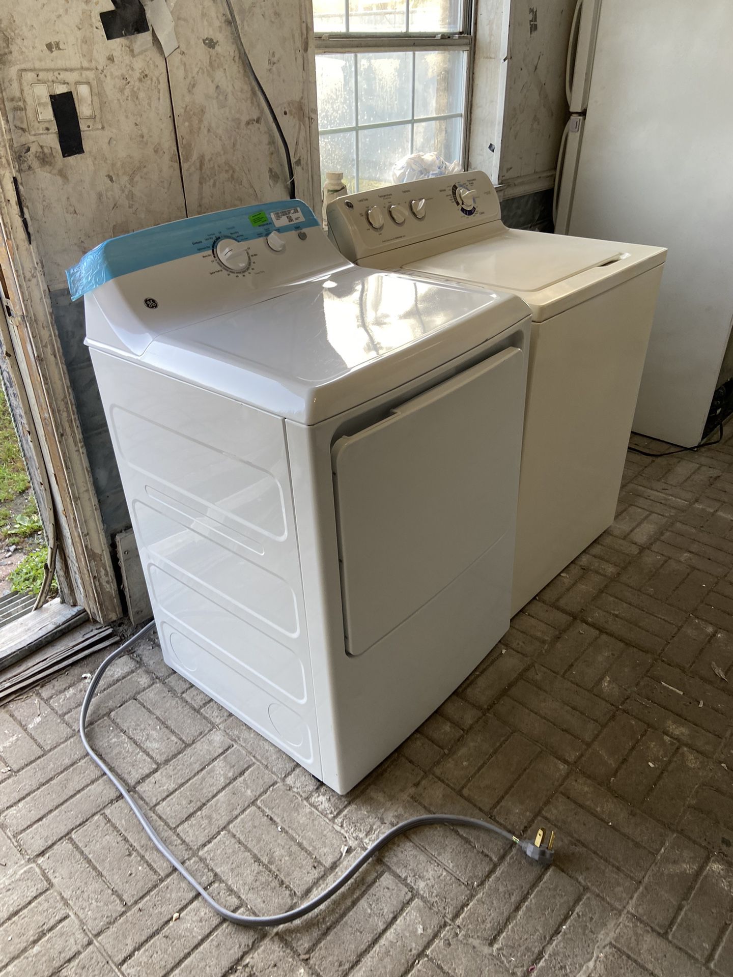 I WILL RUN BOTH FOR YOU. BOTH OF THEM ARE  G.E. SUPER CAPACITY WASHER & ELECTRIC DRYER SET.BOTH  RUN LIKE NEW! THERE ARE NO ISSUES WITH EITHER. TEXT 5