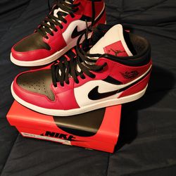 Nike Air Jordan 1 Chicago Mens Size 10. Excellent condition.