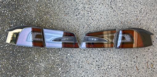 Tesla Model S complete working rear taillight set w/applique