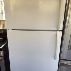 Frigidaire Top Freezer Refrigerator 