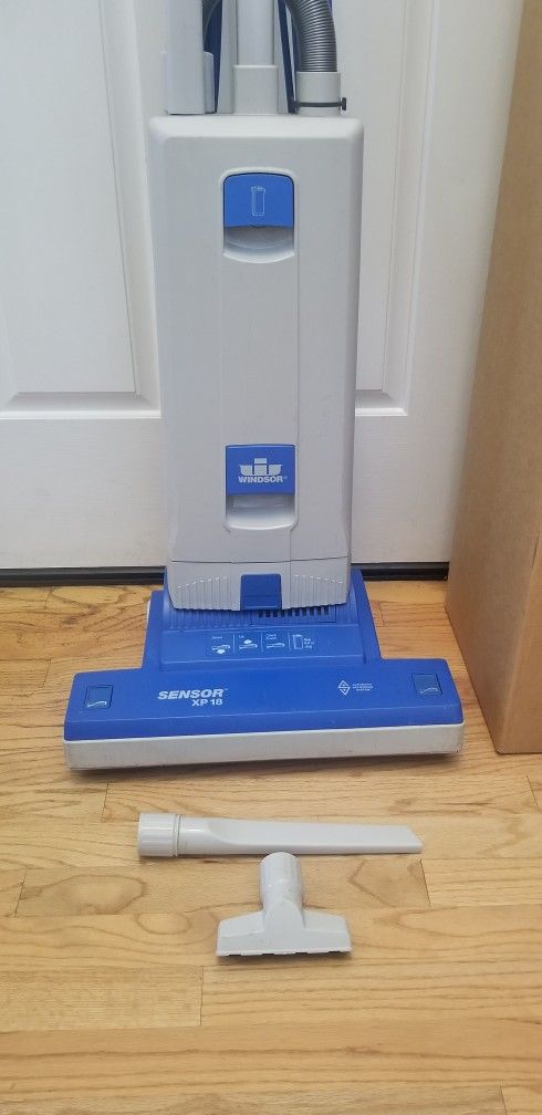NEW cond Windsor COMMERCIAL VACUUM WITH COMPLETE ATTACHMENTS , AMAZING POWER SUCTION , WORKS EXCELLENT , IN THE BOX