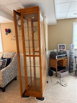 Oak curio cabinet like new condition