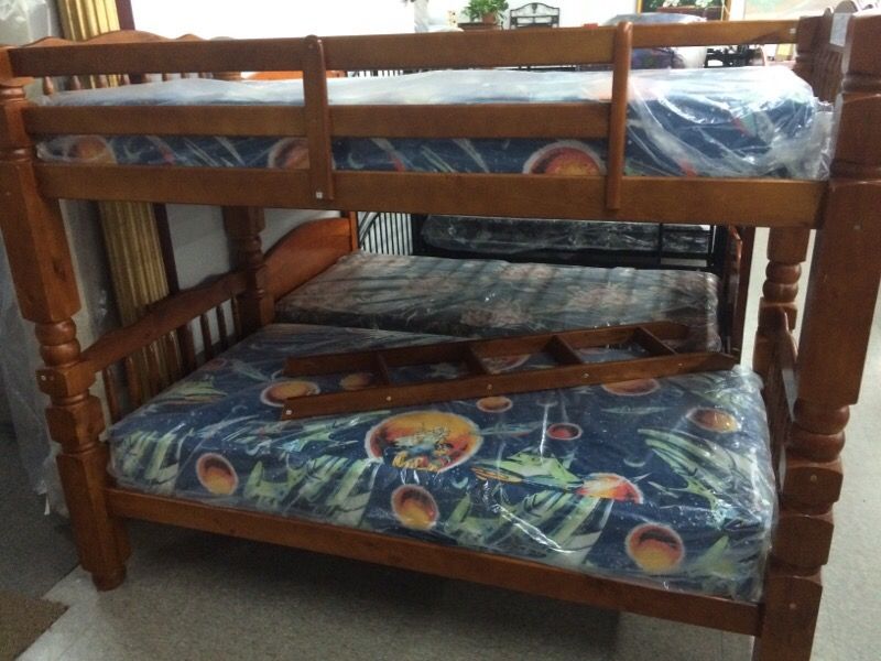 Twin / twin bunk bed with mattresses
