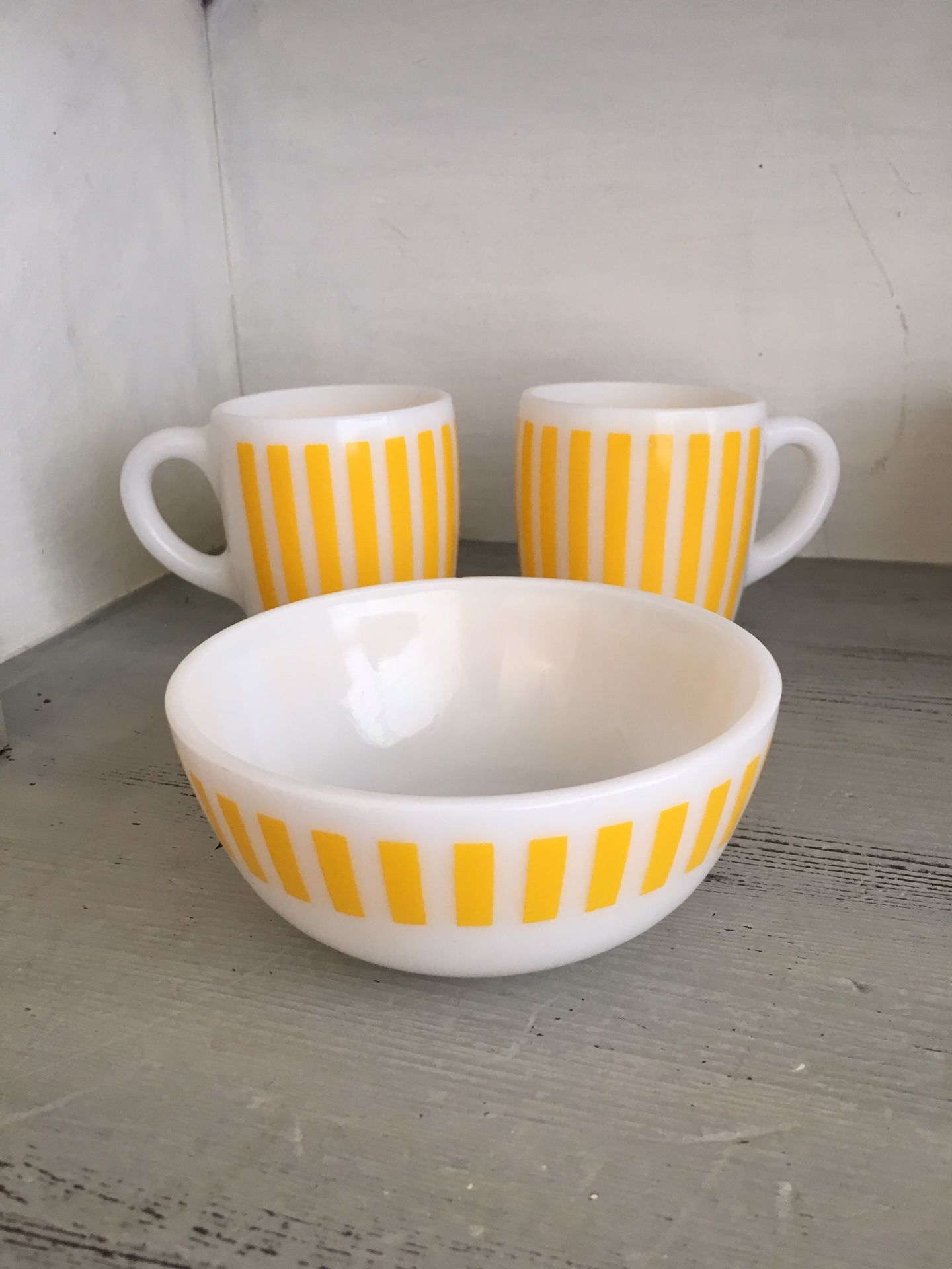 Vintage hazel atlas yellow candy stripe set of 3. 2 mugs & one bowl . Little wear To them