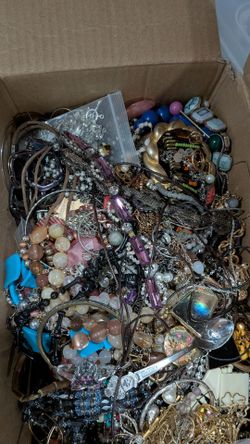 16.8 lb mixed jewelry box