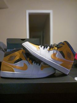 AJ1 Mid University Gold/White sz 9.5 - $75 firm