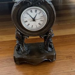 VINTAGE NICE AND HEAVY BEAUTIFULLY DESIGNED WOOD/RESIN DESK/MANTLE CLOCK