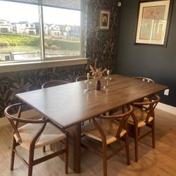 Like New Dining Table with 6 Chairs 