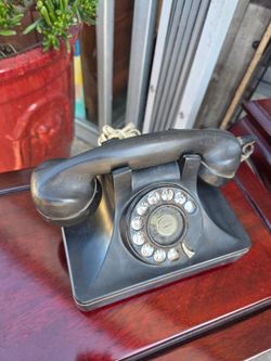 Northern Electric telephone model in black Bakelite, manufactured between 1930 and 1950.