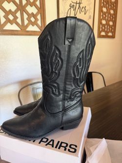 Women’s black cowgirl boots size 8-81/2 wide calf