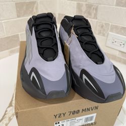 Yeezy 700 - US 13