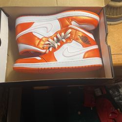 Jordan 1 mid Metallic orange