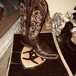 Brand new Ariat boots for girl 6 1/2 $100 or best offer. Botas Ariat de mujer nuevas $100 o mejor oferta