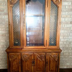 CHINA CABINET WITH CASE OF CRYSTAL GLASSES