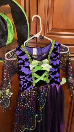 Witch. Child girls Halloween costume. M 7-10. &. Hat