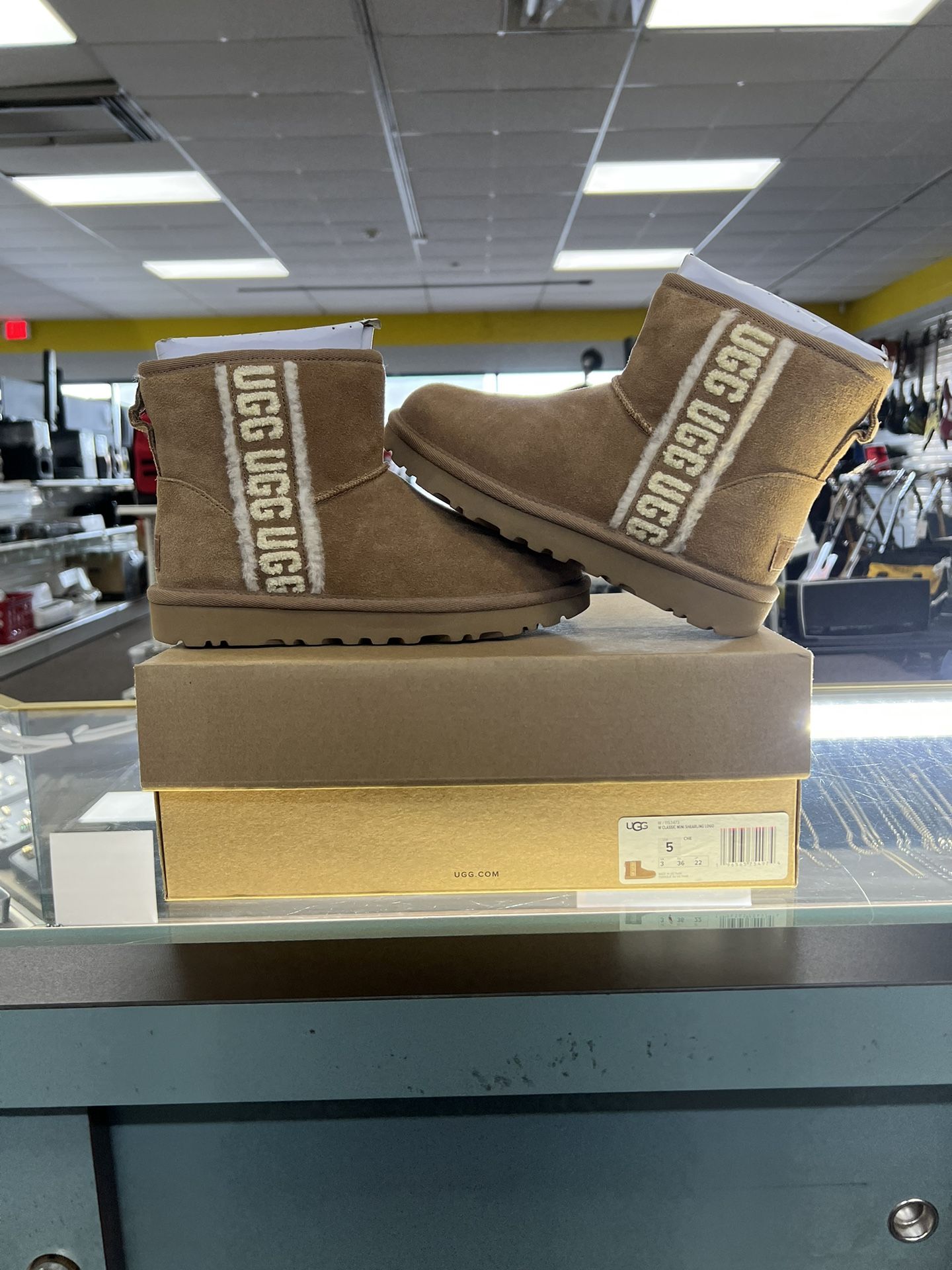Women’s Uggs Sz 5