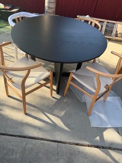 Dining rattan black round table with 4 wishbone chairs included