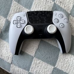 White Ps5 controller