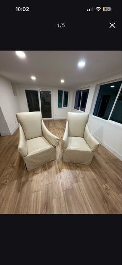 Pair of Cream Leather Armchairs – Elegant & Comfortable
