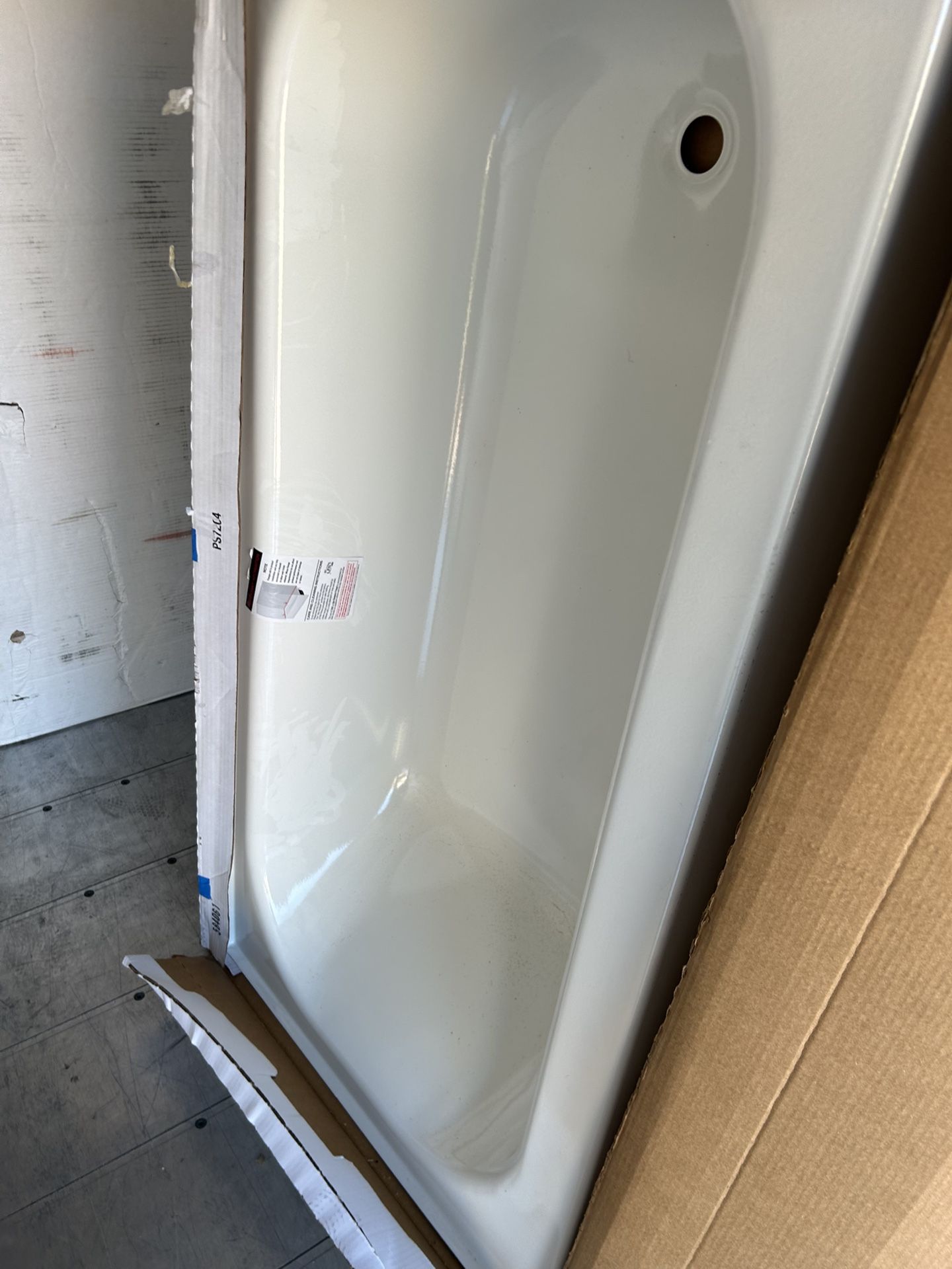 Bootz Industries Aloha 60 in. x 30 in. Alcove Soaking Bathtub with Right Drain in White