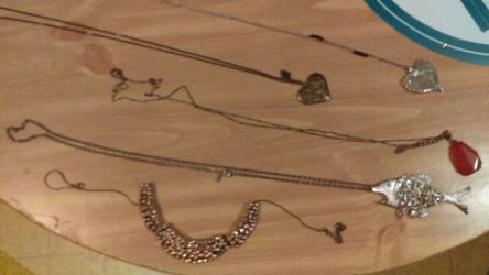 Jewelry lot of necklaces