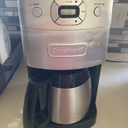 Cuisinart Coffe Maker Built In Automatic Grinder 