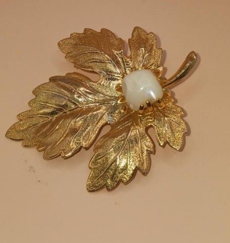 Vintage Goldtone Leaf Brooch with Quartz stone