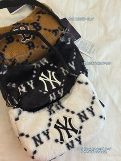 MLb underarm bag It's fluffy and cute.
