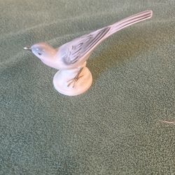 Vintage Porcelain Bird Figurine . Excellent condition no chips or cracks 