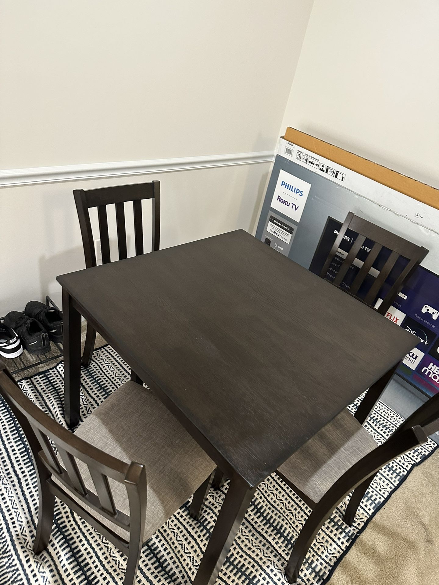 Dining Room table with chairs (4)