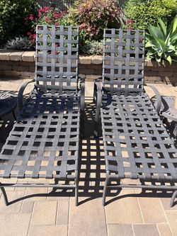 2 Outdoor Lounge Chairs