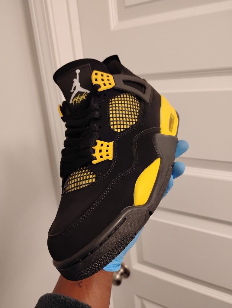 Jordan 4 Retro Thunders Size 10 Shoes