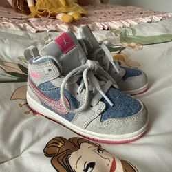 Toddler girl Size 6c Nike Air Jordan 1 Mid SE denim sneakers