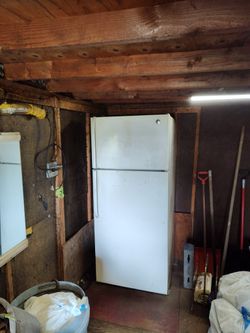 GE Refrigerator Not Sure Of Cubic Size $75.00