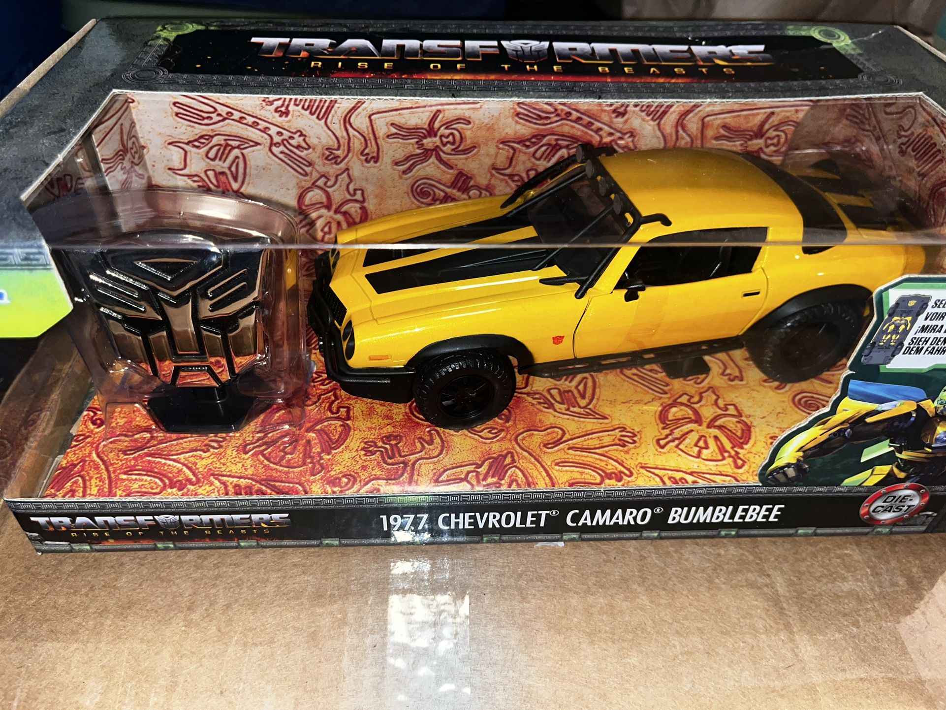 Transformers Rise of The Beast 1:24 1977 Chevy Camaro Bumblebee & Badge Die-Cast Car