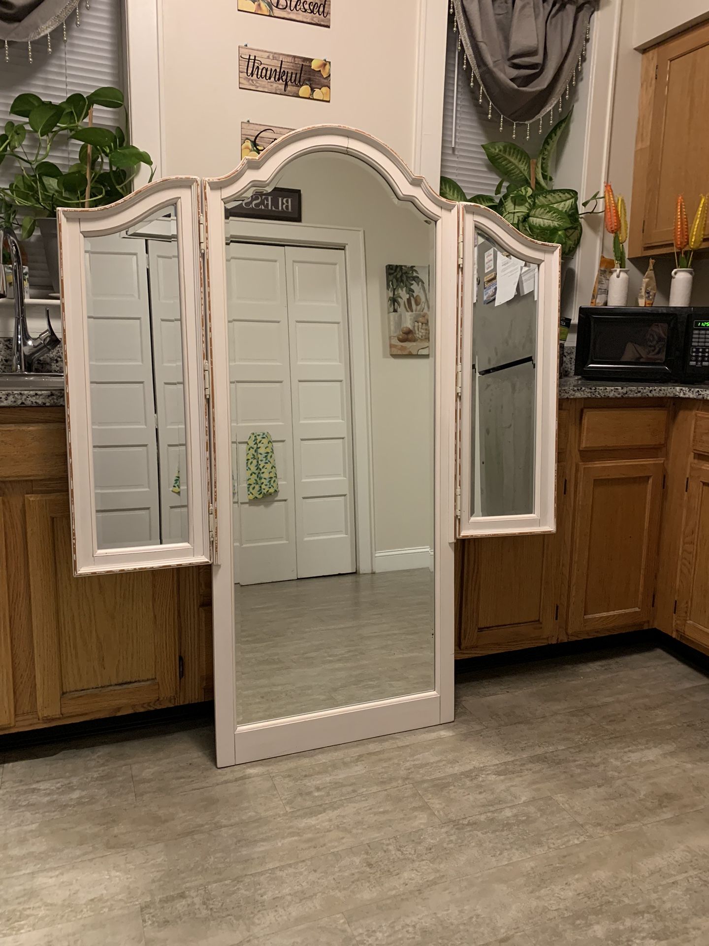 Beautiful Mirror With Closing Doors