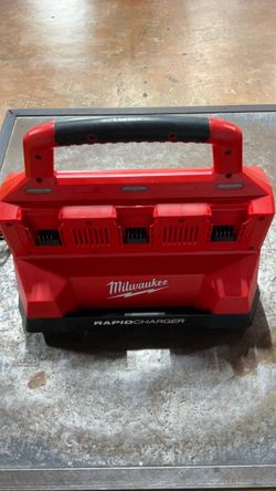Milwaukee Rapid Charger Multi-Bay