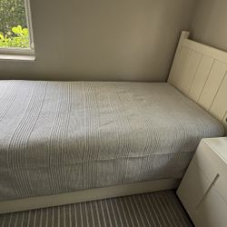 Pottery Barn Twin Size Bed And Trundle