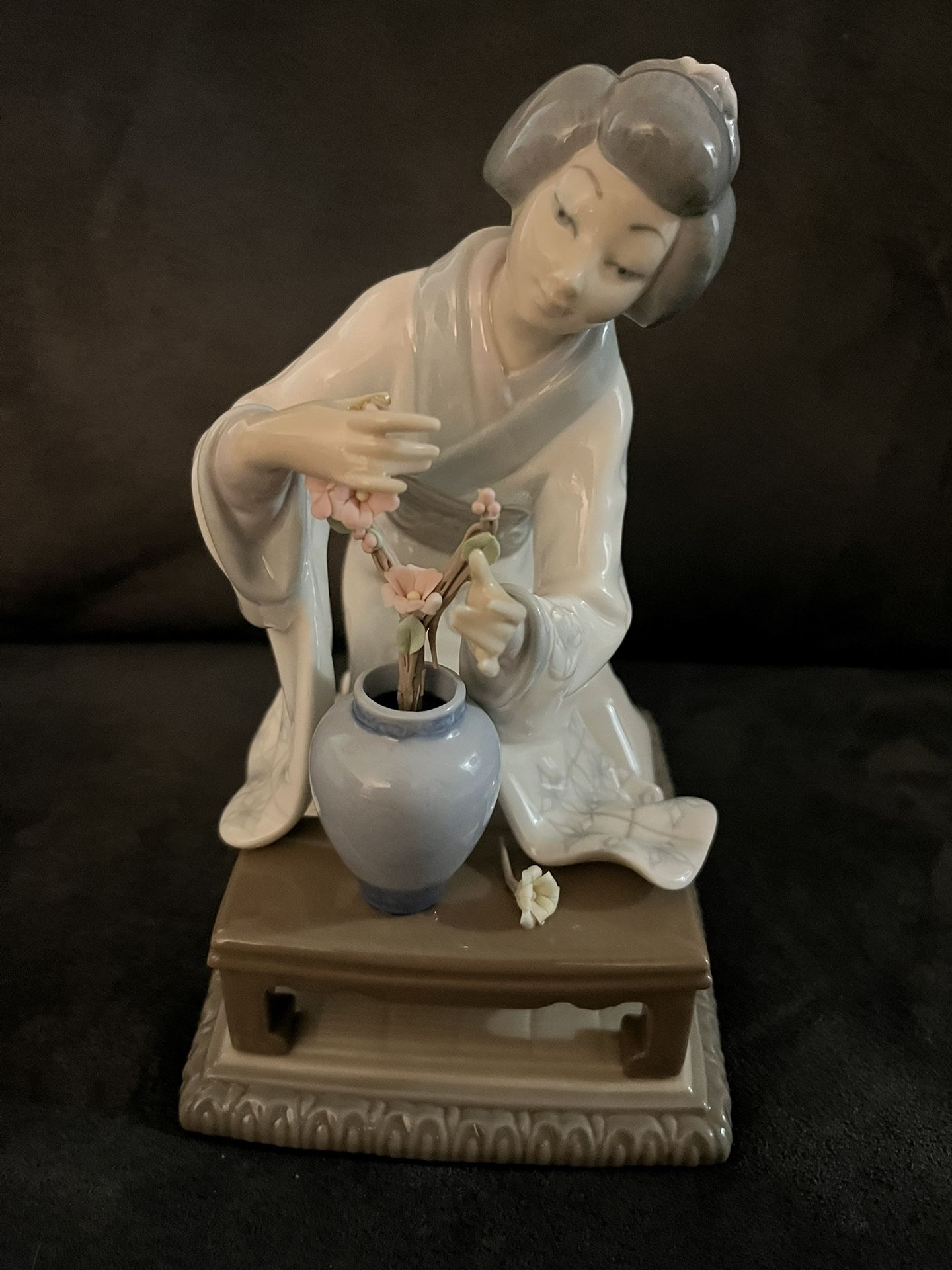 Lladro Japanese Geisha Flower Arranger Porcelain Figurine 4840 