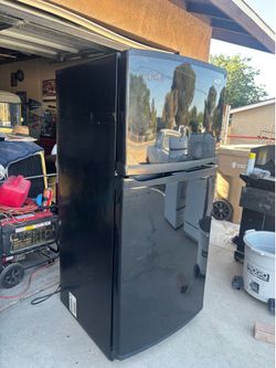Whirlpool gold refrigerator with automatic Ice maker waterline hook up. Good condition runs like new $175 OBO!!