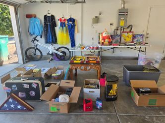 Moving Sale: Everything needs to be cleared out. Sportscards, Pokémon toys