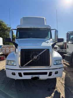 2017 Volvo D13 Sleeper Truck