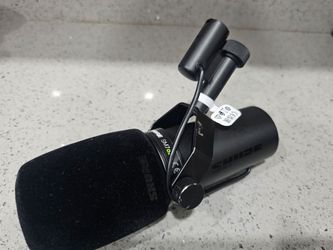 Shure - SM7dB Cardioid Dynamic Vocal Microphone with built in preamp for podcast, broadcasting for XLR connector